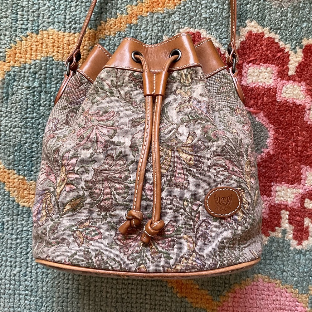 Vintage bucket bag / floral Liz Claiborne/ brown leather tassels